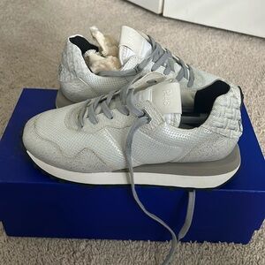 P448 trainers with two sets of shoe laces, worn one time size euro 38